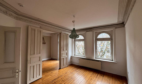 Free light-flooded apartment in old building Eimsbüttel