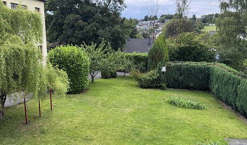 Bright attic apartment with 2 rooms and access to a garden – enjoy comfortable living in a central location.