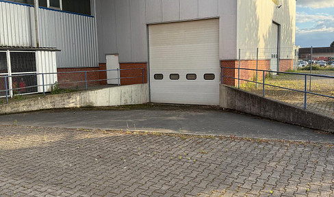 Moderne Industriehalle mit Portalkran, LKW-Rampe und optimaler Anbindung