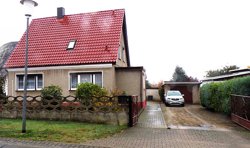 Preis reduziert auf 99.990 €: Haus mit großem Grundstück (1.584 m²), 2 Garagen & Vollkeller