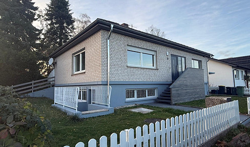 Freistehendes Einfamilienhaus mit Einliegerwohnung und großen Garten