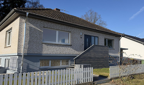Freistehendes Einfamilienhaus mit Einliegerwohnung und großen Garten mit altem Baumbestand