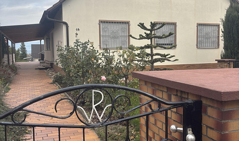 Detached, spacious single-family home with a separate apartment in Herrnsheim.