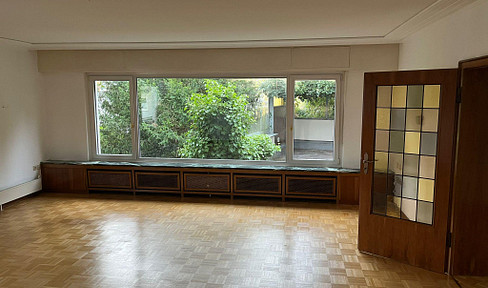 Central and quiet ground floor apartment with private garden