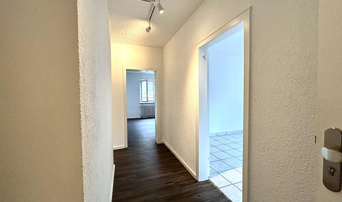 Freshly renovated and spacious 2-room apartment in a top location in Nippes!