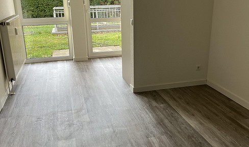 Modern & ready to move into: 2-room ground floor apartment with small terrace, fitted kitchen & parking space - ideal for singles