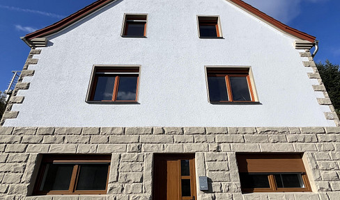 Einfamilienhaus mit einem Dreifamilienhaus zu verkaufen