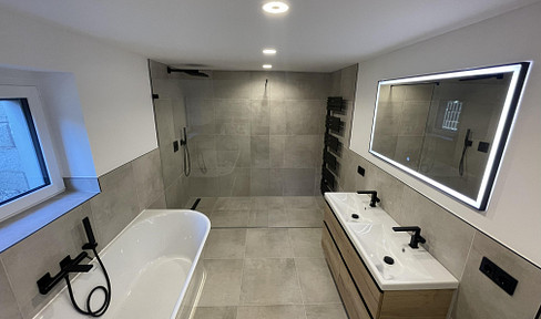 Hochwertige 3-Zimmer-Souterrain-Wohnung mit Terrasse, Garten und 2 Stellplätzen