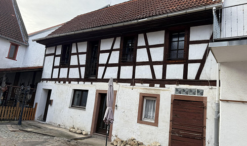 Renoviertes 3 ZKB Fachwerkhaus mit Hof Balkon und Einbau Küche