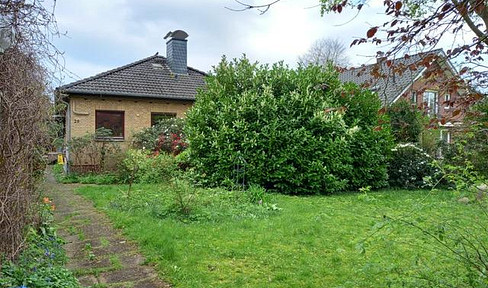 Detached single-family house built in 1979, with a basement, and a heating system installed in 2015. Excellent residential location, close to "Knoops Park" - RESERVED.