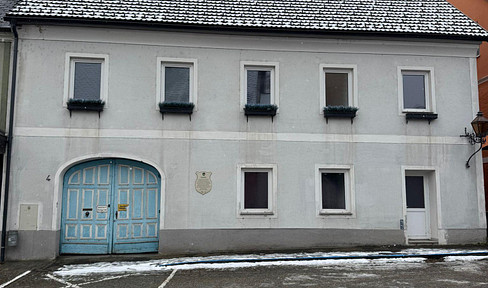 Attraktives Mehrfamilienhaus mit zwei Wohneinheiten und großem Garten im Zentrum