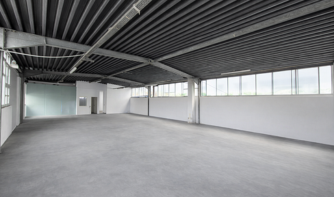 Gewerbehalle mit Rolltoren, Büroflächen, großer Freifläche in Neukölln nahe Autobahn