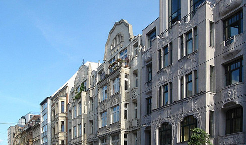 4-room ground floor apartment in the Belgian quarter with terrace & conservatory