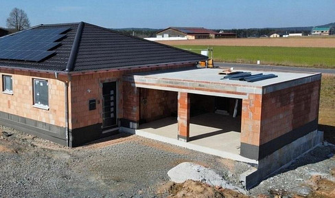 Bungalow mit Doppelgarage - Rohbau fertiggestellt. Open House am 15.03. von 11:00 bis 12:00 Uhr