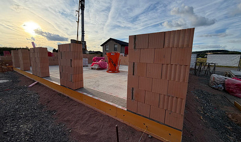 Letzte Chance: Doppelhaushälfte mit KfW-Zinsen ab 1,00 % p.a. – Rohbau fast abgeschlossen