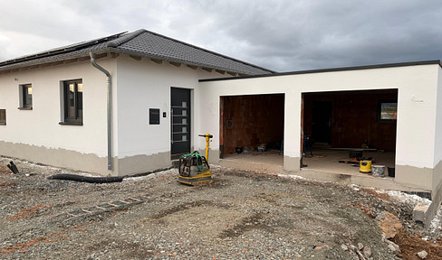 Bungalow with double garage - Construction shell completed - KfW loan available at an interest rate of 1.00% per annum.