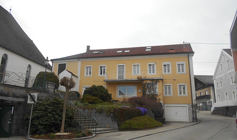 PAUSCHAL RENTAL! LOTS OF LIVING SPACE IN THE CENTER!