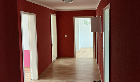 Sie brauchen Platz-schöne und preisgünstige 5- Raum-Wohnung-im Herzen der Stadt