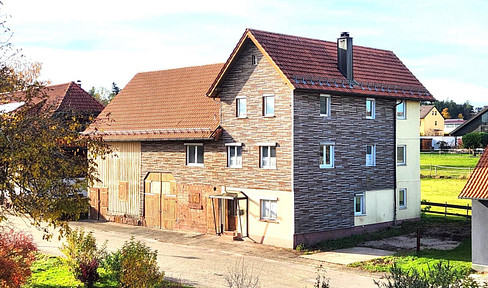 Historic farmhouse with large expansion reserves and barn, for sale free of commission.