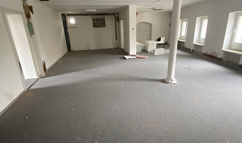 Geräumige Gewerbefläche im Obergeschoss zu vermieten