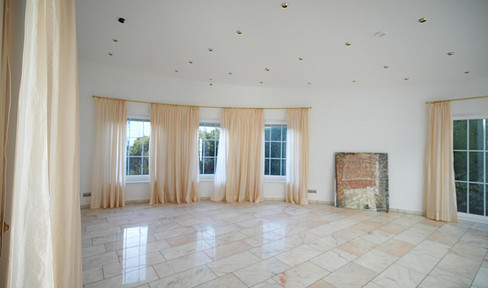 Architect-designed, accessible house with a private, secluded garden, located in a quiet and central area in a desirable neighborhood.