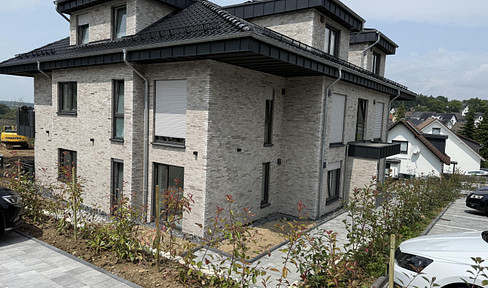 ** Exklusive 3-Zimmer- Dachgeschosswohnung im Herzen von Waldbröl !**