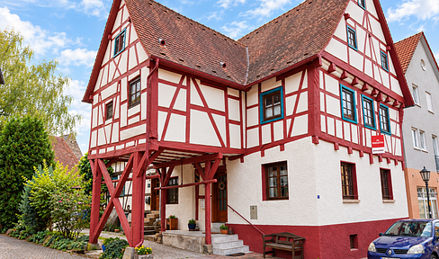 188 m² half-timbered house with a separate apartment and barn – available commission-free in the center of Oberderdingen.