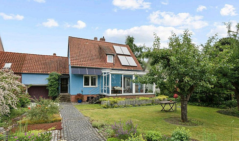 Freistehendes Einfamilienhaus - massiv gebaut und liebevoll gepflegt mit Traumgarten