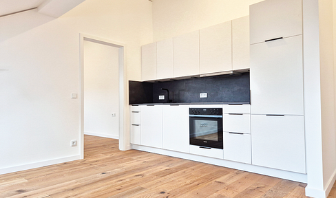 Neubau-Dachgeschosswohnung in charmantem Bestandshaus