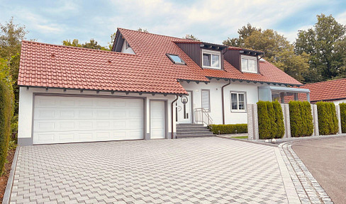 Reserved! Well-maintained single-family house with a double garage.