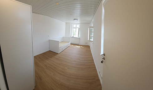 3 very nice rooms in a shared apartment available from 04/05/06. 2026 (inclusive) includes furniture, heating, electricity, and internet.