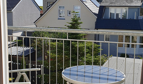 Beautiful, bright old apartment by the sea with 2 balconies