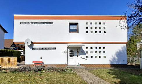 Zweifamilienhaus mit schönem Garten und Garagen in guter Lage