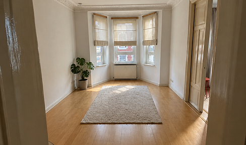 Spacious 3-room old building apartment with balcony close to the center