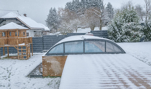 Einfamilienhaus mit Einliegerwohnung, Wintergarten und beheiztem Pool auf großem Grundstück