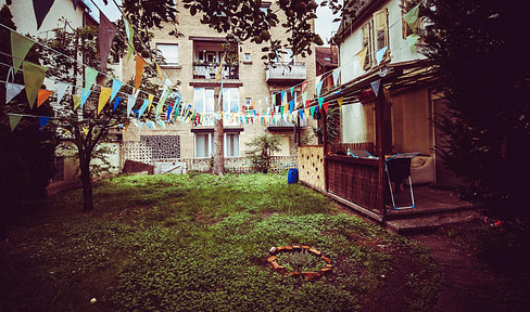 Old apartment in city center with large garden