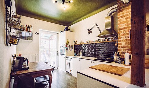 Old apartment in city center with large garden