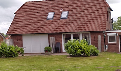 Ensemble of four semi-detached houses with two double garages close to the beach (200-250m).