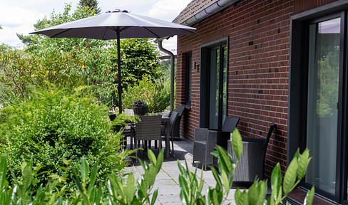 Beautiful apartment with its own ownership, situated on a fantastic plot of land directly adjacent to a nature reserve.