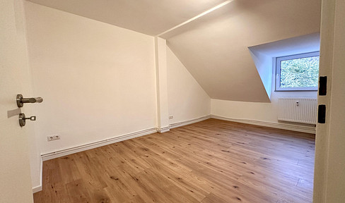 Bright 2-room attic apartment with fitted kitchen - freshly renovated