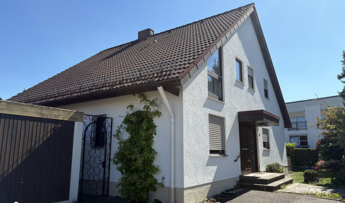 FREE OF PROVISION: Characterful house on a large plot in a family-friendly location (leasehold)