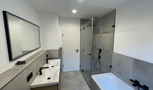 High-quality, energy-efficiently renovated 5-room ground floor apartment with balcony, garden and 2 garage parking spaces