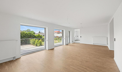 High-quality, energy-efficiently renovated 5-room ground floor apartment with balcony, garden and 2 garage parking spaces