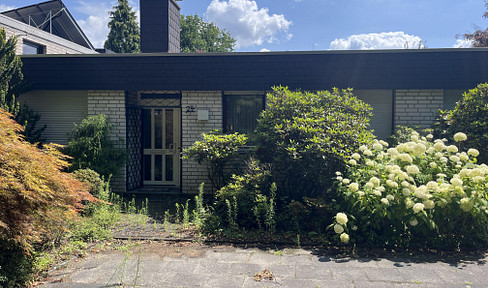 City heath well-kept residential bungalow in atrium - construction and facing in sand-lime brick