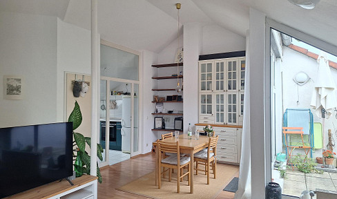 For sale by owner: A stunning penthouse apartment with a balcony, located in a green area and available immediately.