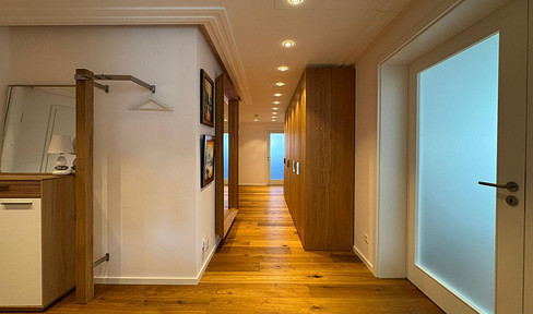 Urban villa charm on one level, exclusive 4.5-room apartment with terrace, elevator & two garages