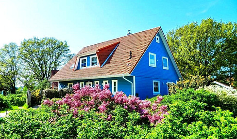 Exclusive Swedish house with 3 residential units and Bodden view in prime location of Wieck