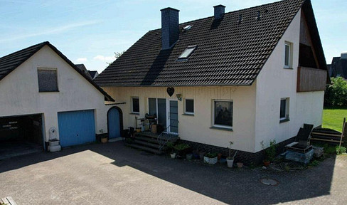 Zweifamilienhaus mit PV-Anlage und Baugrundstück in Hille