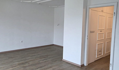 Wow effect: renovated split-level house with 3.60 m ceiling height, marble floors and garden