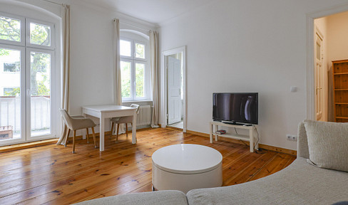 Charming, well-maintained apartment in a historic building – Excellent condition – Available immediately – Private sale.